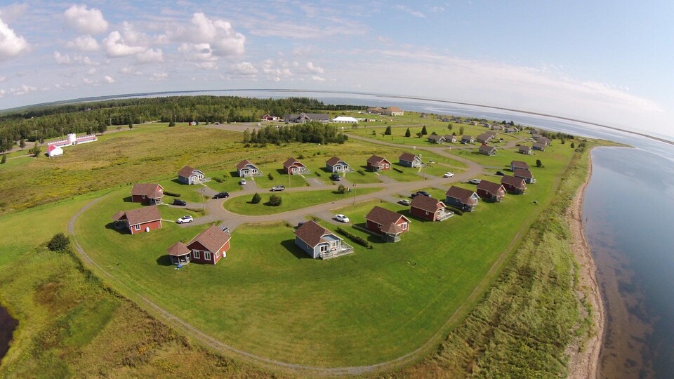Des chalet sur le bord d'une plage à Tracadie.