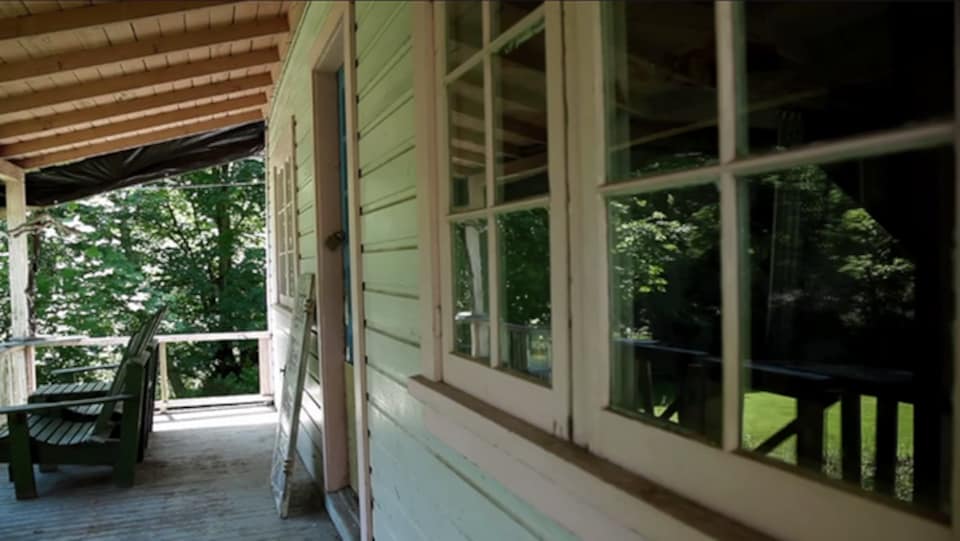 Deux fauteuils en bois placés sur le patio d'un chalet sur l'île Bowen en Colombie-Britannique