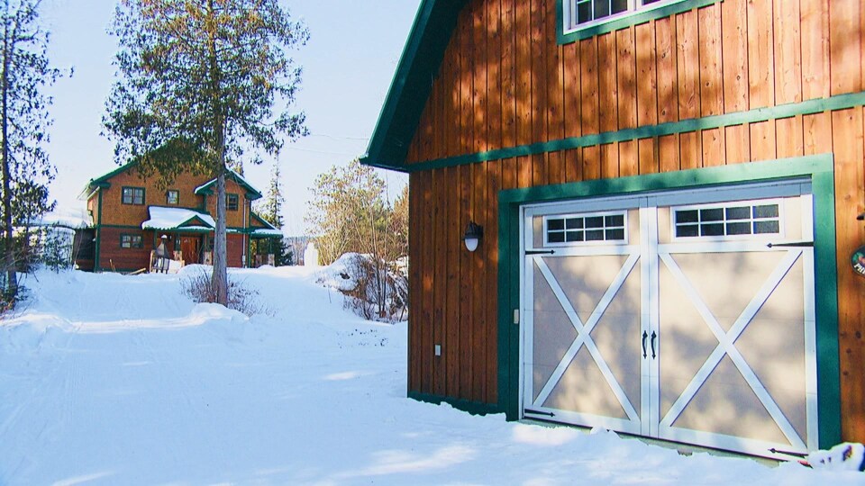 Un chalet enneigé.