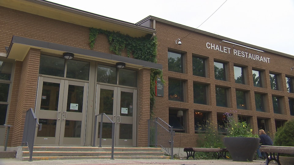 Extérieur du chalet-restaurant du parc La Fontaine à Montréal.