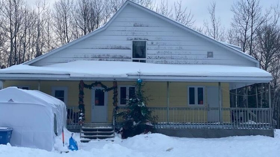 Un chalet à deux étages en hiver.