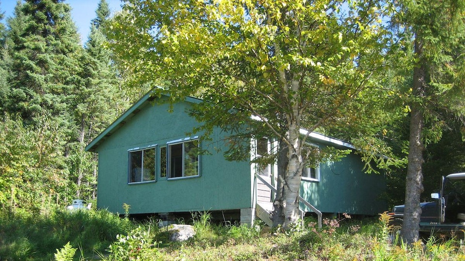 Un chalet rustique dans la forêt