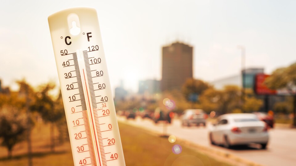 Le mercure indique 35 °C sur un thermomètre.