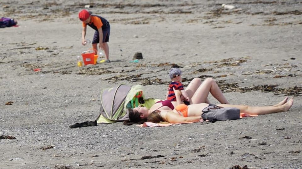 Des vacanciers sur la plage de Sainte-Luce au Bas-Saint-Laurent.