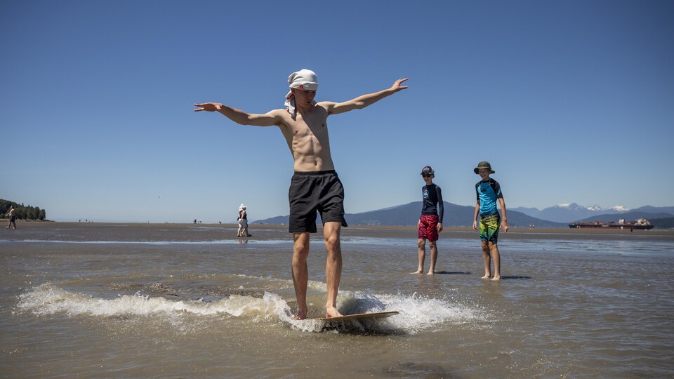 Luca Caffaro pratique un sport de glisse le long de la plage Spanish Banks à Vancouver, le 25 juin 2021.