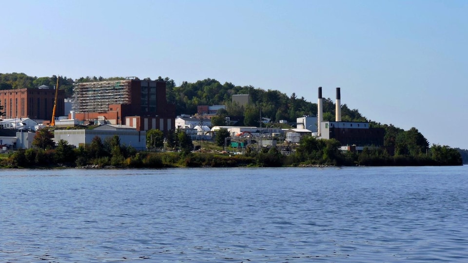 Les installations nucléaires de Chalk River situées en bordure de l'eau.