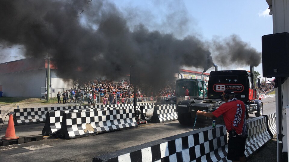 Les courses de camions lourds attirent un nombre record de spectateurs