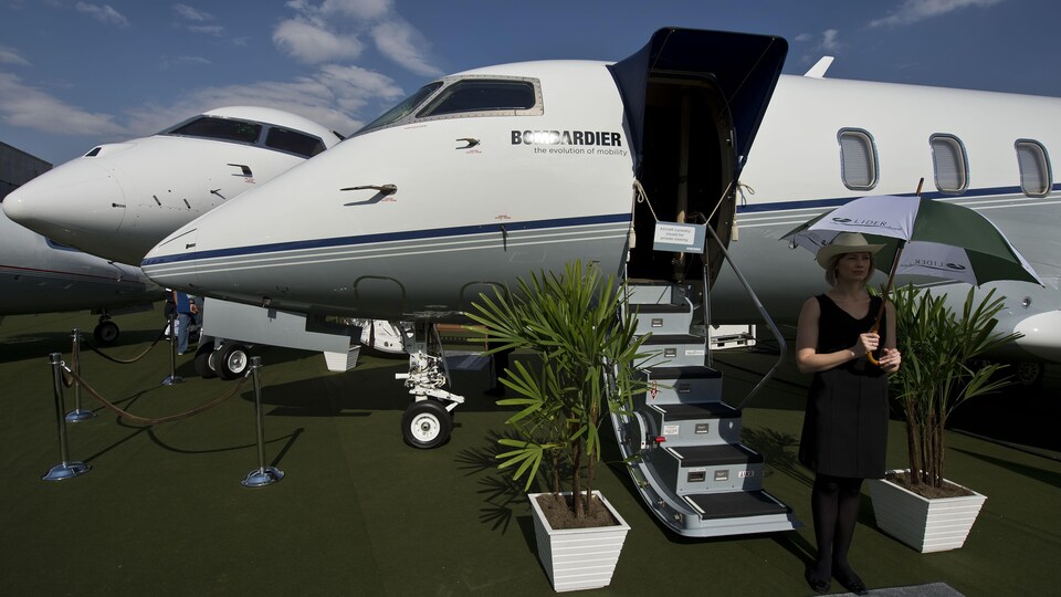 Un avion Challenger 350 en présentation.