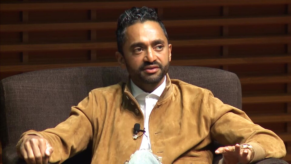 Chamath Palihapitiya, assis dans un fauteuil, est en train de s'adresser à un public hors champ.