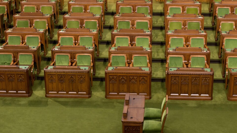 Les sièges vides des députés à la Chambre des communes.