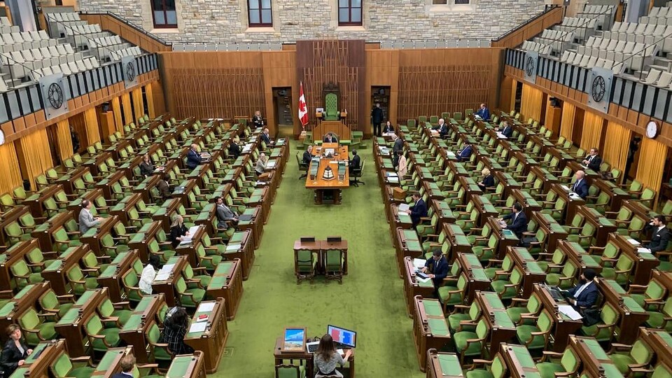 Un petit nombre de députés étaient en Chambre, mercredi soir, pour une séance en personne afin de débattre et d'adopter le projet de loi du gouvernement visant à accorder une aide financière aux étudiants.