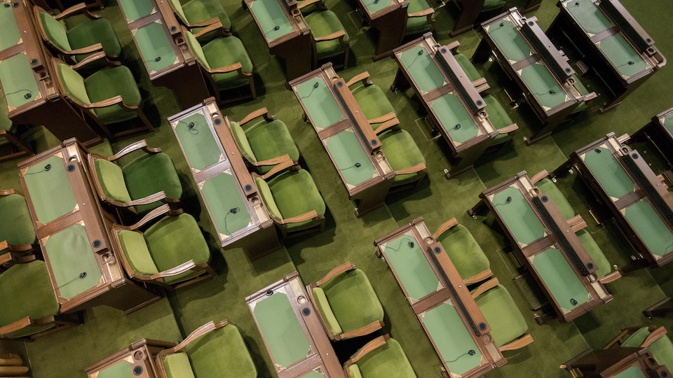 Les sièges vides des députés à la Chambre des communes