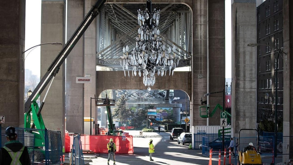Un chandelier sous le pont Granville, à Vancouver. 
