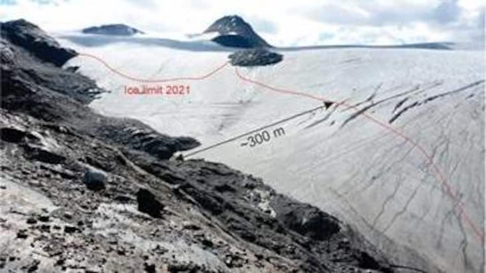 Une ligne rouge indique la limite de la fonte de la glace du glacier Bologna sur une photo de 2017 et montre un recul de 300 mètres.