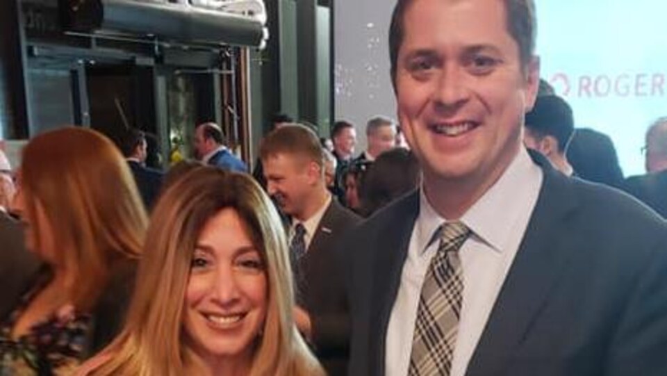 Chani Aryeh-Bain avec le chef conservateur, Andrew Scheer, dans une photo publiée sur la page Facebook de la candidate le 5 avril dernier.