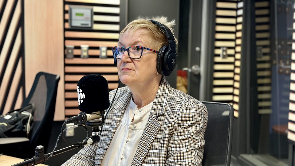 Chantal Beauvais en entrevue dans les studios de Radio-Canada.
