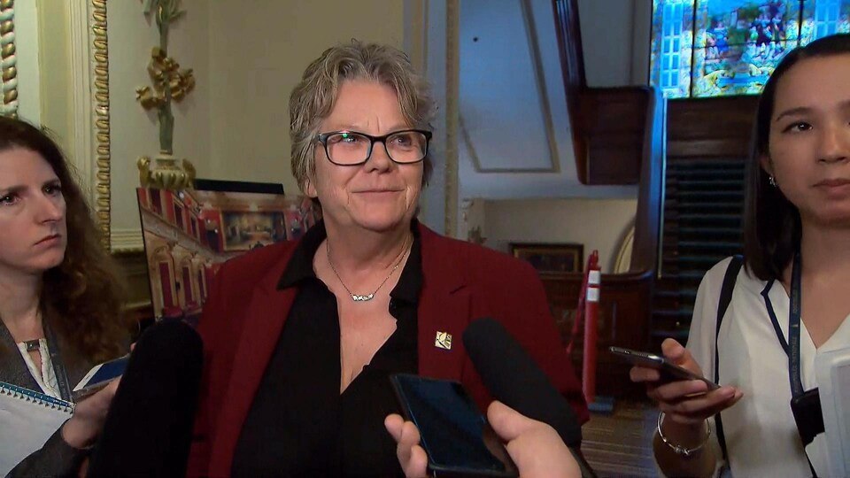 Chantal Rouleau répond aux questions des journalistes.