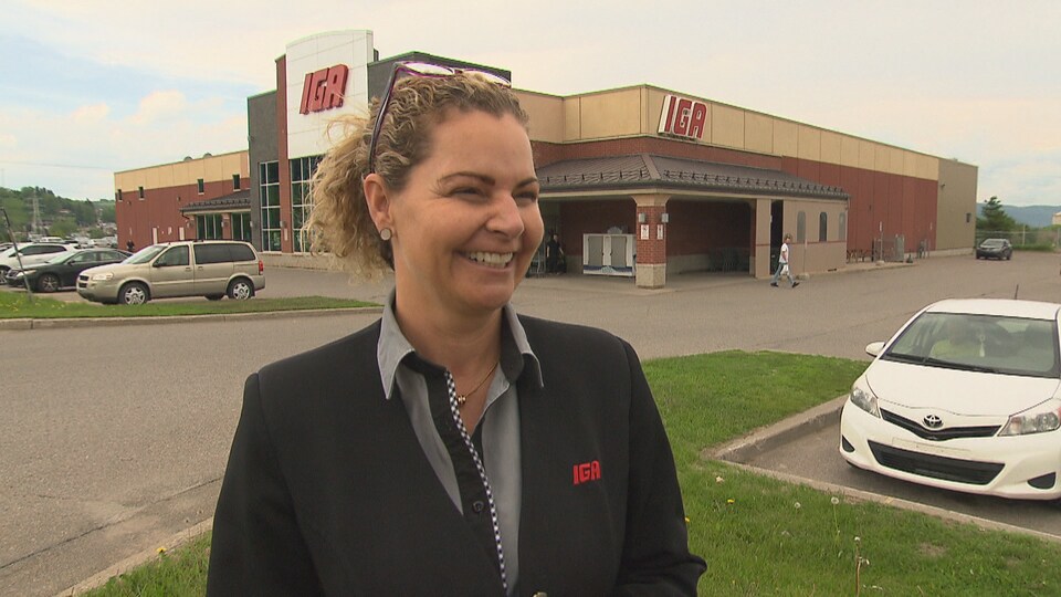 La propriétaire devant le magasin IGA.