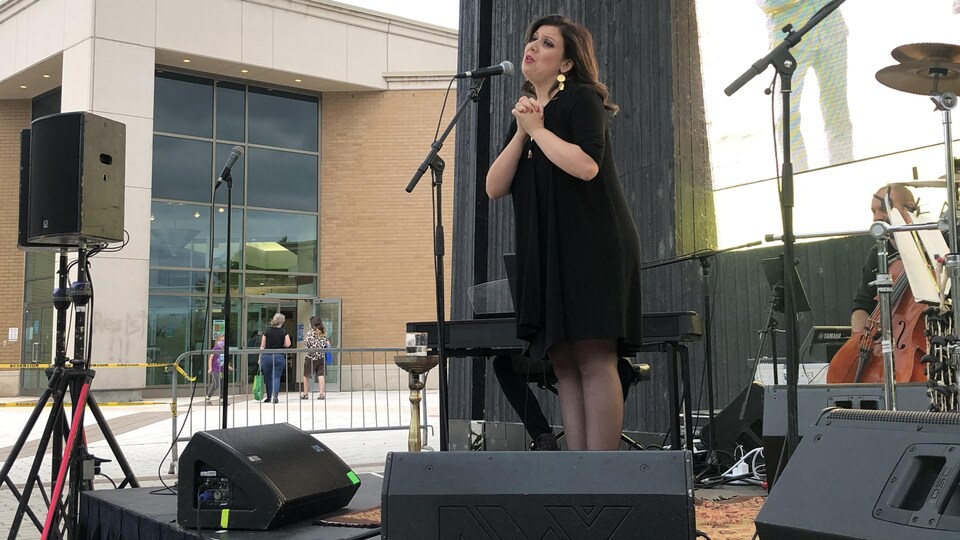 Une chanteuse sur une scène.