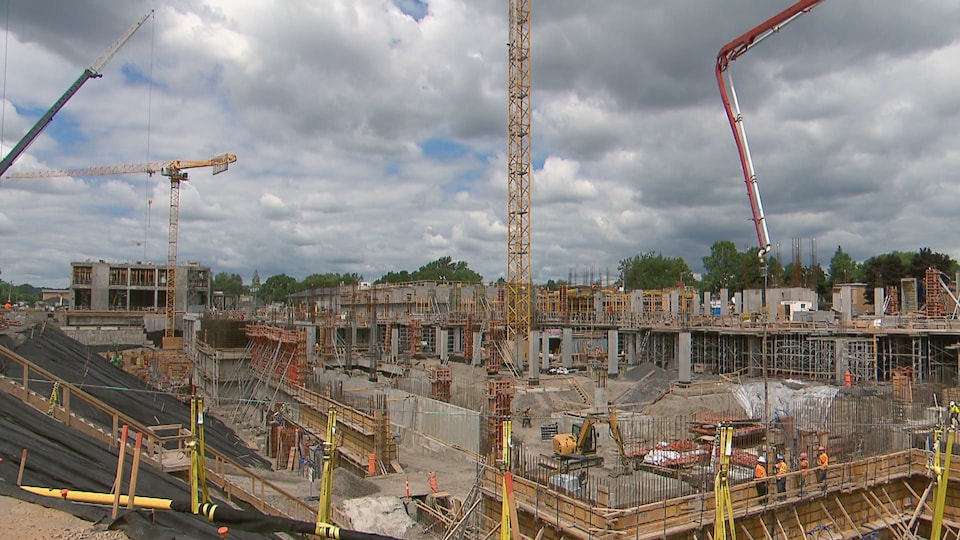 Vue des travaux de construction du nouvel hôpital du CHU de Québec.