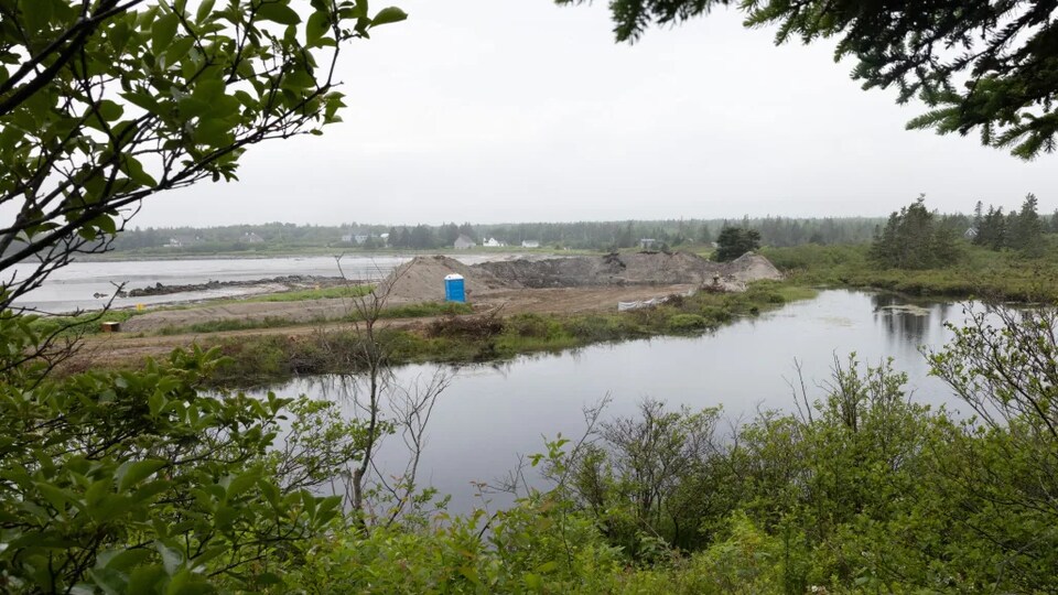 La vue du chantier en arrivant par le petit chemin.