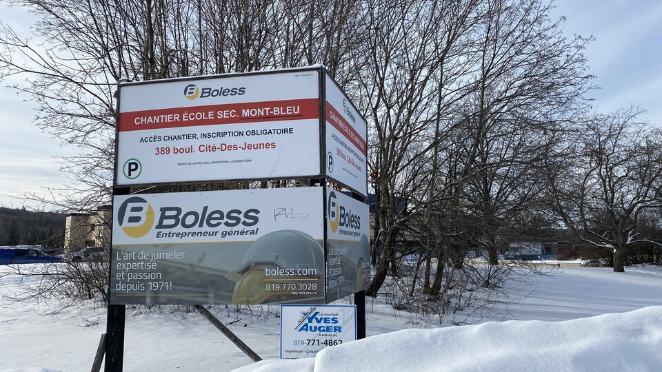 Deux panneaux indiquent la présence d'un chantier de construction à l'École secondaire Mont-Bleu.