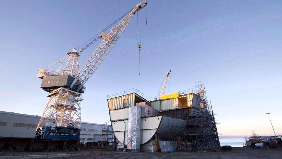 Un navire de la classe Secon en construction au Chantier Davie. La photo a été prise le 19 novembre 2012.