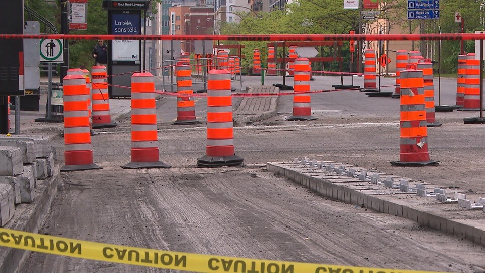 Un chantier sur le boulevard René-Lévesque, à Montréal, où on aperçoit plusieurs cônes oranges.