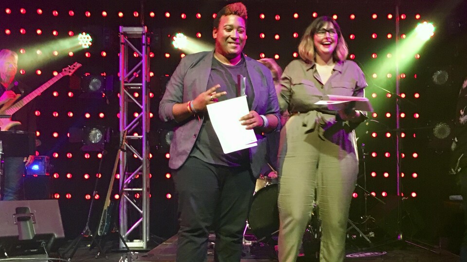 Les deux de gagnants de la soirée du Chant'Ouest 2019 sur scène après avoir reçu leur prix.