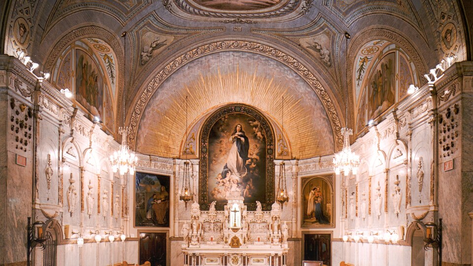 L'intérieur d'une église.