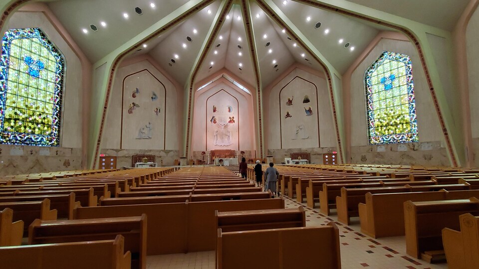 La grande chapelle de la Congrégation des Sœurs de Notre-Dame du Saint-Rosaire, à Rimouski, peut contenir environ 1000 personnes.