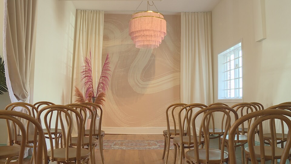 L'intérieur d'une chapelle rose.