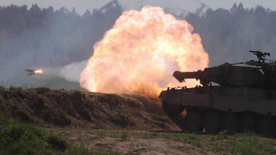 Un char d'assaut ouvrant le feu.