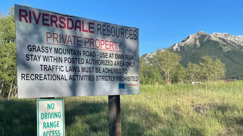 Photo des montagnes Rocheuses avec un panneau de signalisation indiquant : Riversdale Resources propriété privée.
