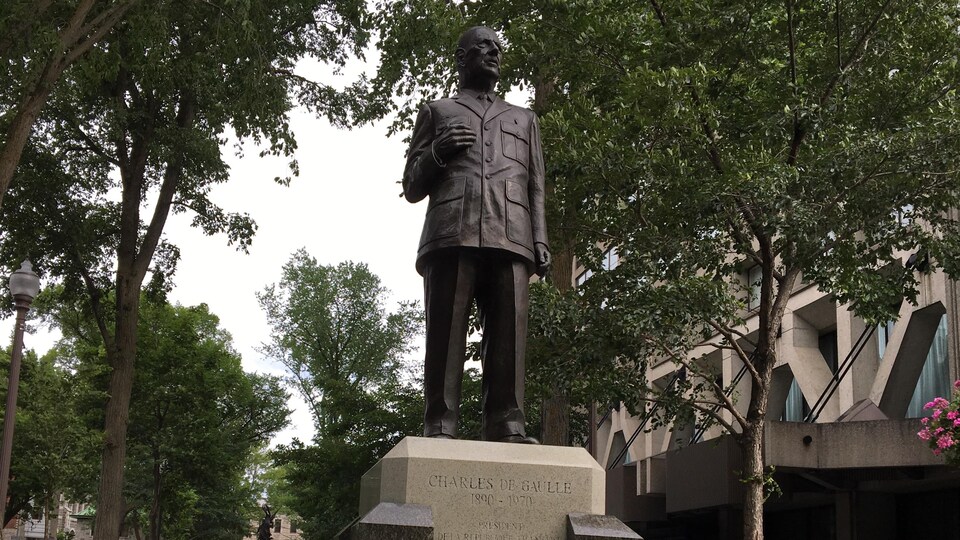 La statue de Charles de Gaulle a été inaugurée en juillet 1997 à l’occasion du trentième anniversaire de son voyage au Québec.