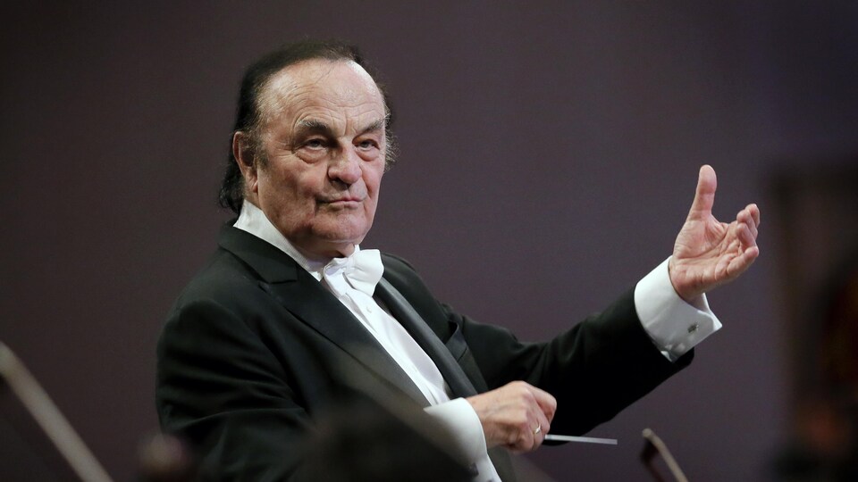 Charles Dutoit dirigeant le le Royal Philharmonic de Londres en septembre dernier.