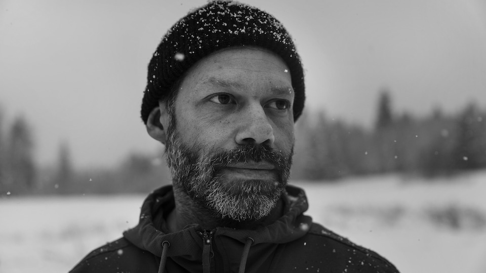 Portrait du photographe sous les flocons de neige. 