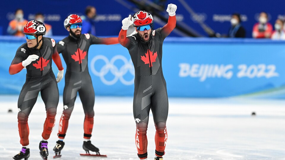 Trois patineurs canadiens en liesse