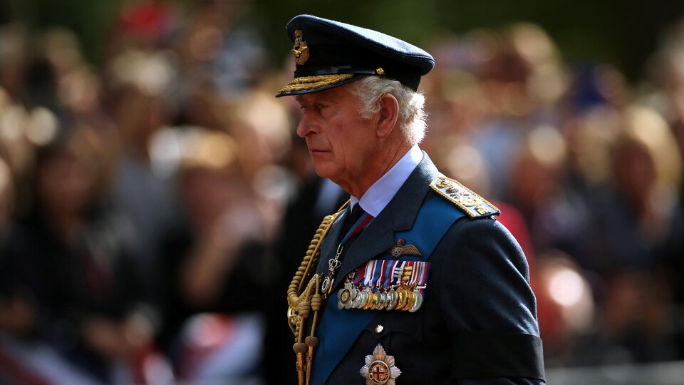 Le roi Charles III marche derrière le cercueil de la reine Élisabeth II.