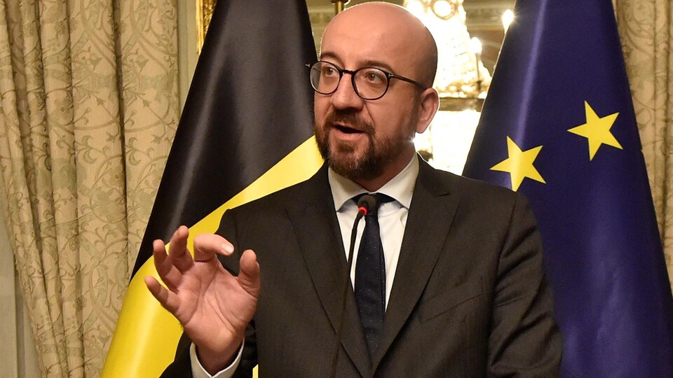 Il parle au micro.