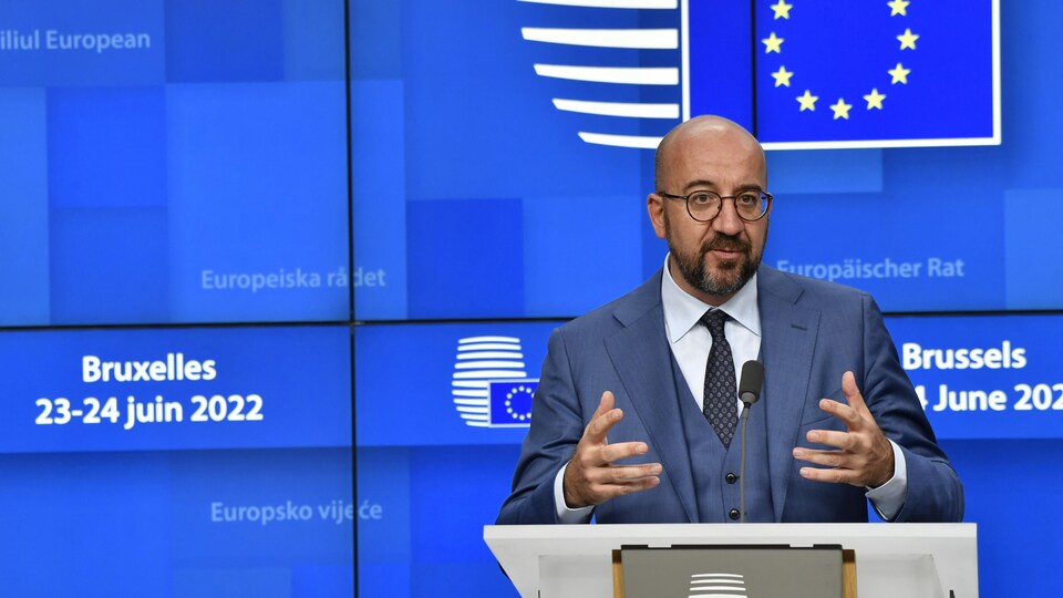 Charles Michel devant un arrière-plan en bleu de l'Union européenne.