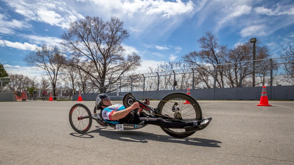 Charles Moreau sur son vélo adapté