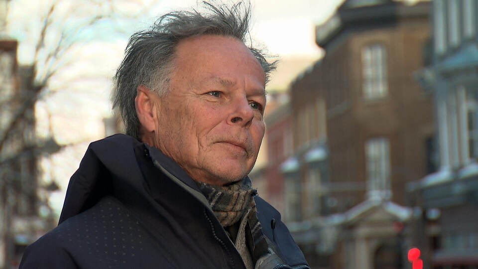Charles Rice lors d’une entrevue accordée à Radio-Canada l'hiver sur la rue Saint-Joseph Est, à Québec.