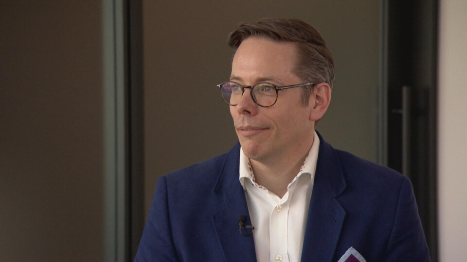 L'économiste Charles St-Arnaud dans son bureau de Calgary. 