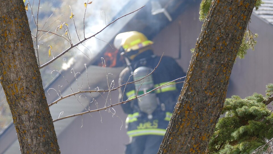 Un pompier combat les flammes 