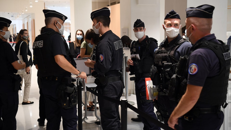 Des policiers au palais de justice de Paris
