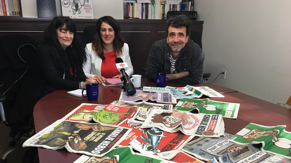Marika Bret, Djemila Benhabib et Gérald Dumont en conférence de presse avec des exemplaires de Charlie Hebdo devant eux.