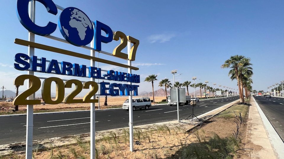 Un panneau sur l'autoroute annonce la conférence à Charm el-Cheikh.