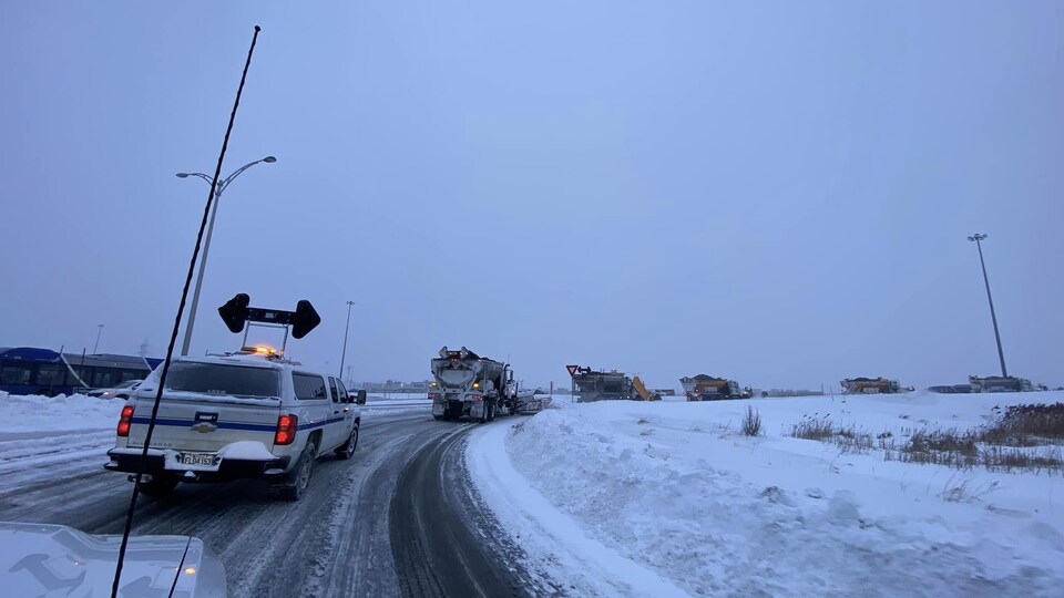 Des chasse-neiges en opération à Québec.