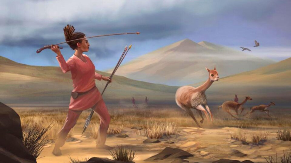 Une femme s'apprête à lancer ce qui ressemble à une lance sur un animal.